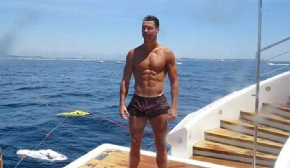 Cristiano Ronaldo aprovecha su día libre para escaparse a la playa .