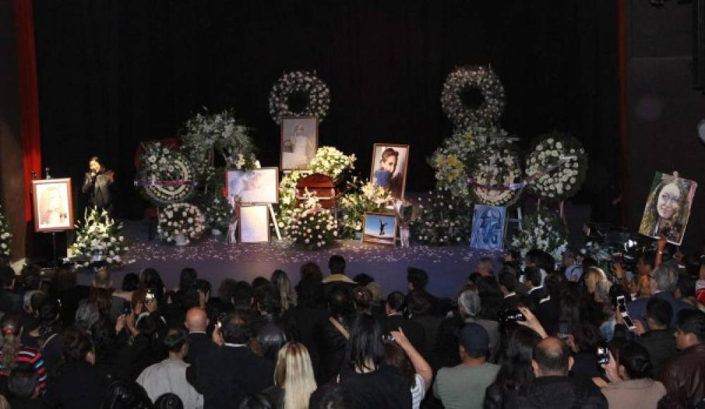 El escenario se llenó de arreglos florales en color blanco, así como de fotografías enmarcadas para recordar a la actriz.