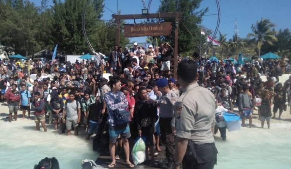 Más de 2,000 turistas fueron evacuados de la isla de Lombok tras los terremotos que devastaron la zona.
