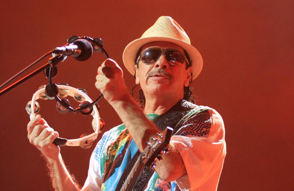 Carlos Santana pospone sus conciertos después de desmayarse en el escenario