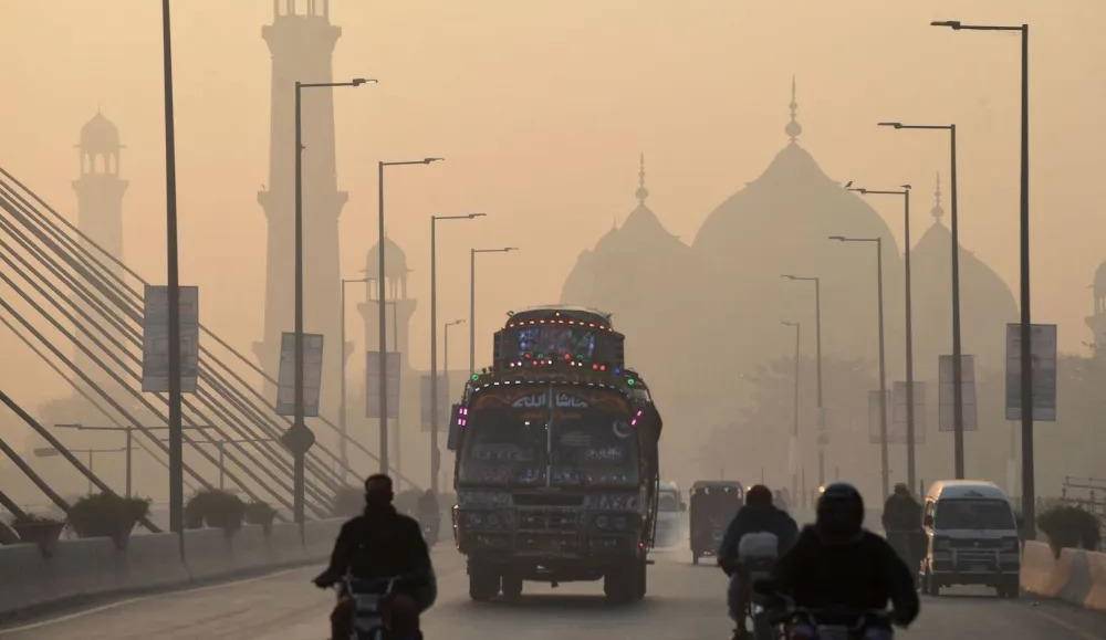 Lahore, Pakistán, se ubica en el tercer lugar del ránking. Esta región comparte fuentes de polución del aire como las emisiones por las fábricas de ladrillos, el quemado de rastrojos o el uso de combustibles sólidos para cocinar y calentarse en invierno.
