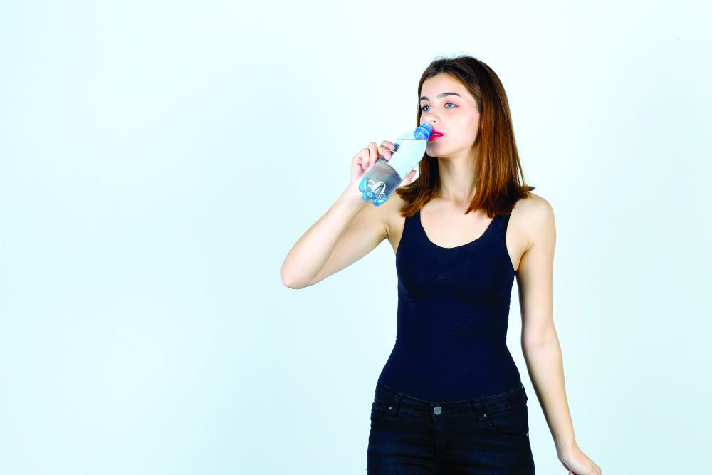 BEBE AGUA. A menudo, la hinchazón de estómago se produce debido a la retención de líquidos. Por tanto, beber suficiente agua aminora esta molestia.