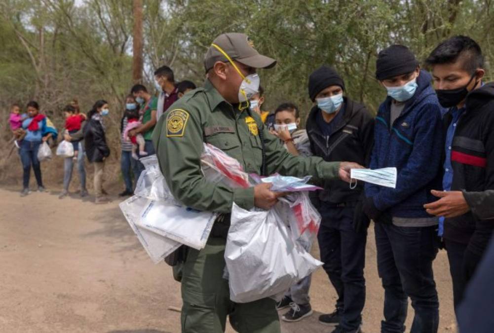 Mientras el presidente Joe Biden minimizaba en su primera conferencia de prensa la crisis migratoria en la frontera de Estados Unidos con México, cientos de indocumentados ingresaban ilegalmente desbordando a la Patrulla Fronteriza que no se da abasto para recoger los numerosos grupos que cruzan el río Bravo durante noche y día.