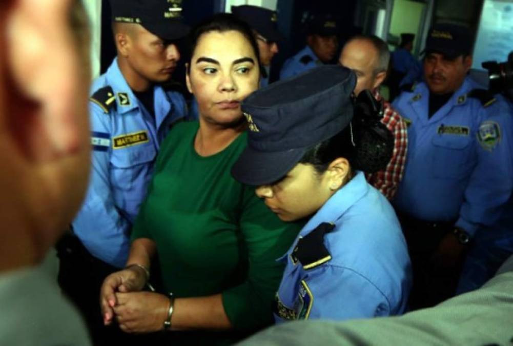 En la imagen, el momento de aflicción y sorpresa de la ex primera dama tras ser capturada el pasado 28 de marzo de este año.