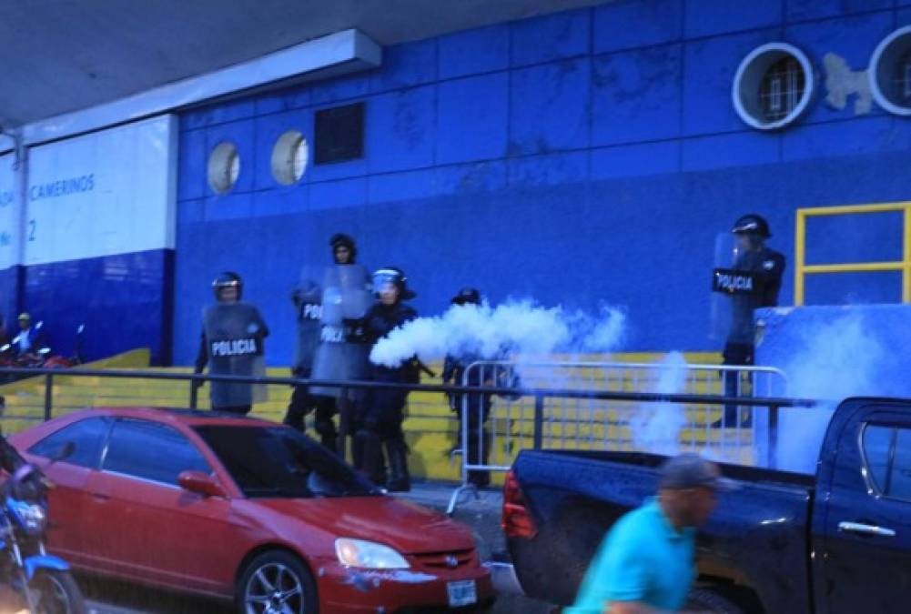 "La Policía lanzó bombas de gas lacrimógeno al final del partido."