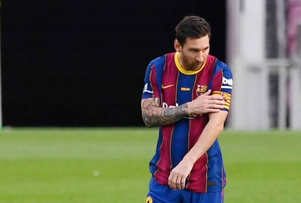 Messi se acomoda el gafete de capitán.