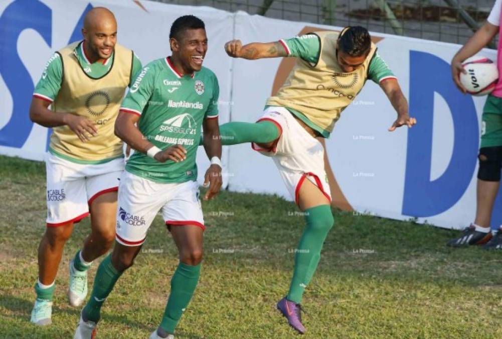 En el momento que Costly festejaba su gol recibió una 'patadita' por parte del volante Mayron Flores.