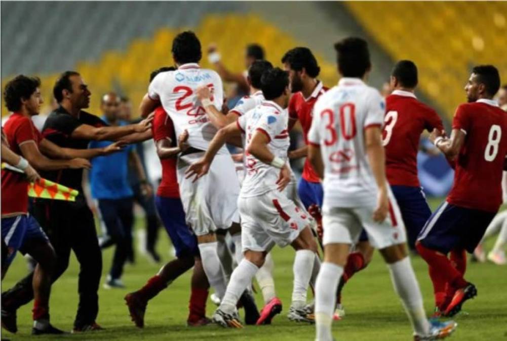 Al Ahly vs El Zamalek - El derbi de El Cairo lo disputan dos de los clubes más exitosos y populares de todo el continente africano. La rivalidad existente entre ambos equipos es tan fuerte que sus enfrentamientos están arbitrados por colegiados extranjeros.