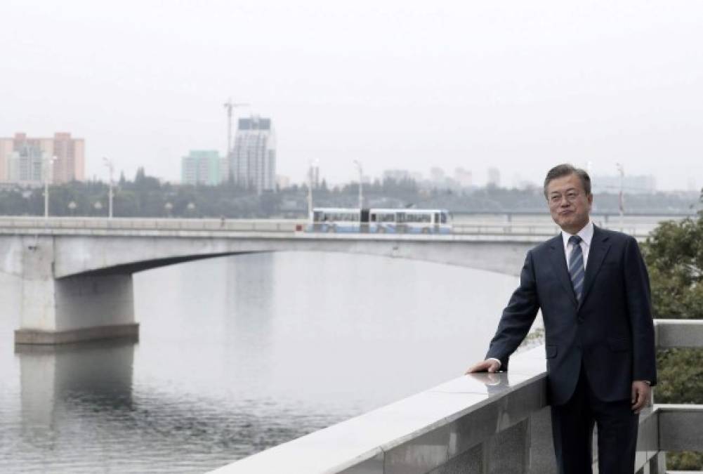 Moon Jae-in posó junto al río Taedong, ubicado frente a la colina Mansu, donde las estatuas gigantes del padre fundador de Corea del Norte, Kim Il Sung y de su hijo y sucesor, Kim Jong Il, dominan Pyongyang.
