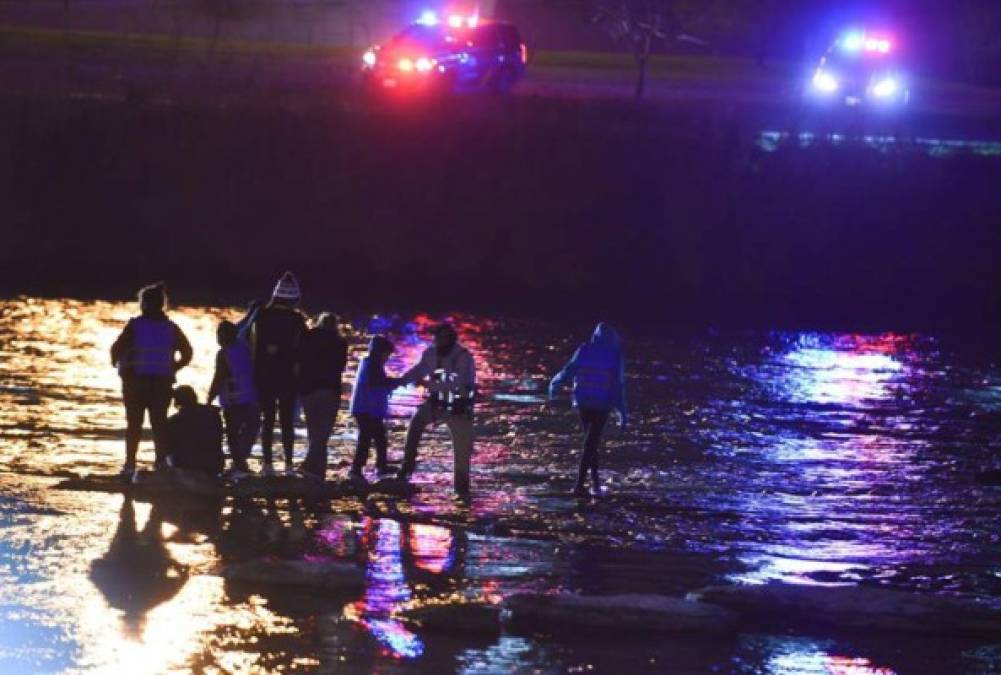 Ante la desesperación de permanecer varados varios días en una vieja bodega en Piedras Negras, decenas de migrantes se han lanzado a las heladas aguas del río bravo para intentar solicitar asilo en EEUU.