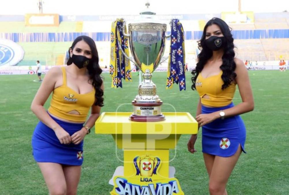 Las bellas chicas de la Liga Nacional que adornaron la Copa que se llevará el campeón del Torneo Clausura 2021.