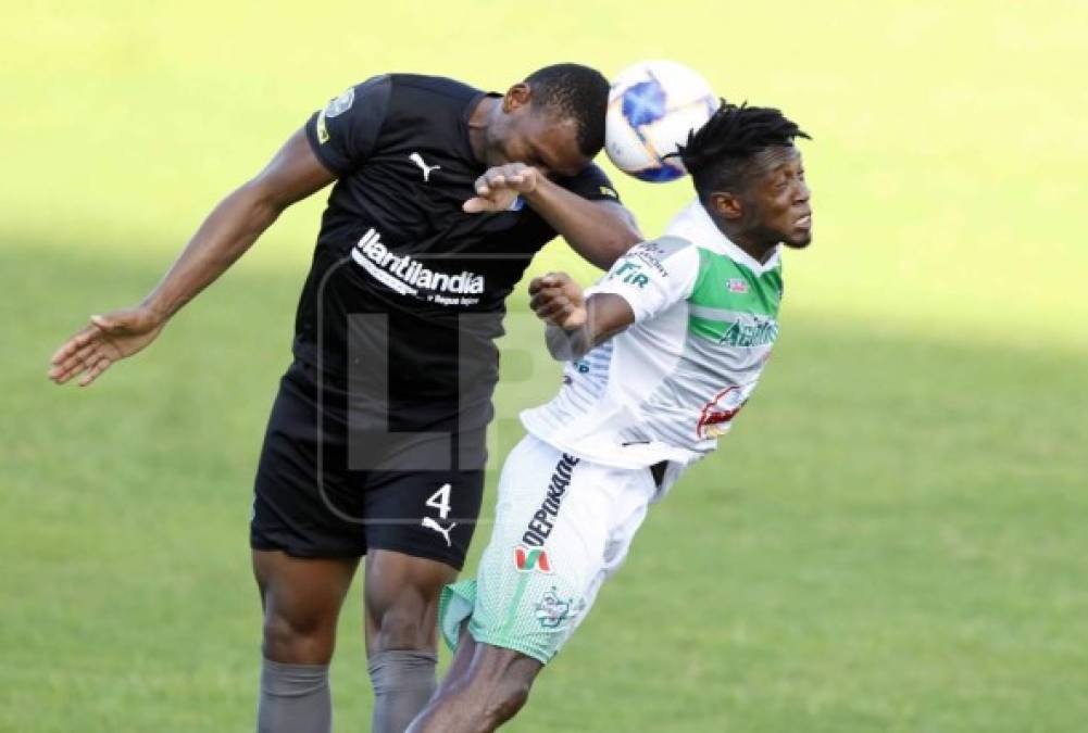 Hilder Colón, del Honduras Progreso, y Carlos Bernárdez, del Platense, saltando por la disputa del balón.