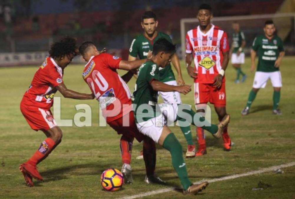 En esta jugada comenzó la bronca en los últimos minutos del partido en el estadio Municipal Ceibeño.