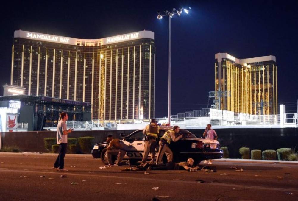 Después del tiroteo, la policía ordenó el cierre de una amplia sección del sur del bulevar Las Vegas, que sirve de columna vertebral a la ciudad y es conocido por la sucesión de hoteles y casinos que hay en él, así como varias calles adyacentes de la zona.