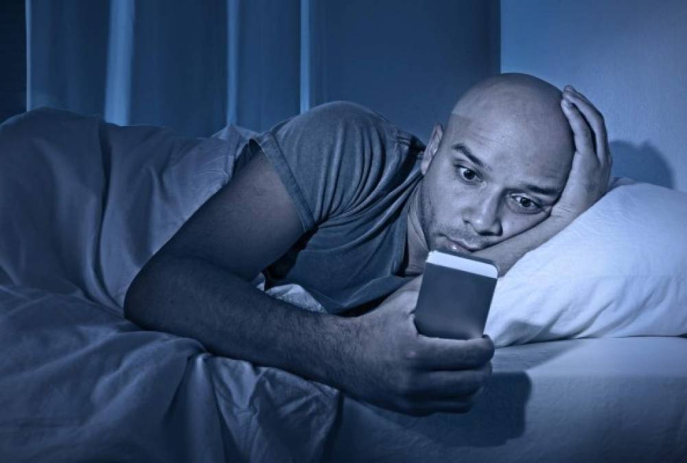 1. Insomnio<br/><br/>La falta de sexo causa problemas para dormir y además provoca un descenso en la concentración, irritabilidad, fatiga, pérdida de reflejos y coordinación de movimientos como producto de un mal descanso.<br/><br/>Esto se debe a que durante el acto sexual se segrega oxitocina, una de las hormonas encargadas de aumentar la calidad del sueño. Por eso, la disminución de la frecuencia puede desencadenar esta problemática.<br/>