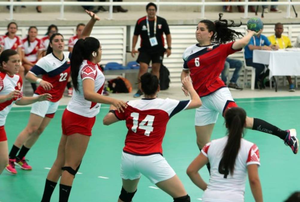 Balonmano. <br/>Lanzamiento chileno. La jugadora Valeska Andrea Lovera, de Chile, lanza el balón frente a Perú en el juego de balonmano de los Juegos Bolivarianos.