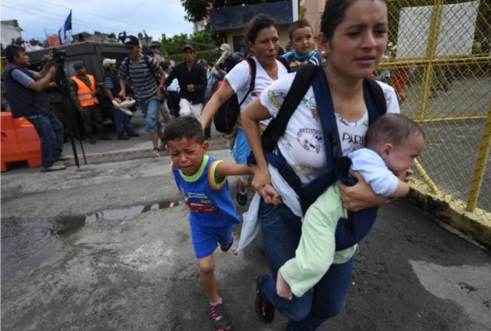 Madres con sus hijos en brazos cruzan la frontera de México corriendo. Foto AFP