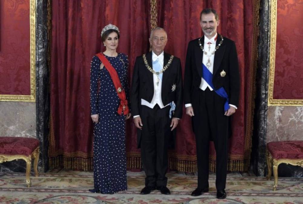 La tiara usada por Letizia es considerada una de las joyas más importantes de la familia real española, que fue diseñada por Cartier para la reina Victoria Eugenia en el año 1907 y que don Juan Carlos regaló a doña Sofía. <br/>