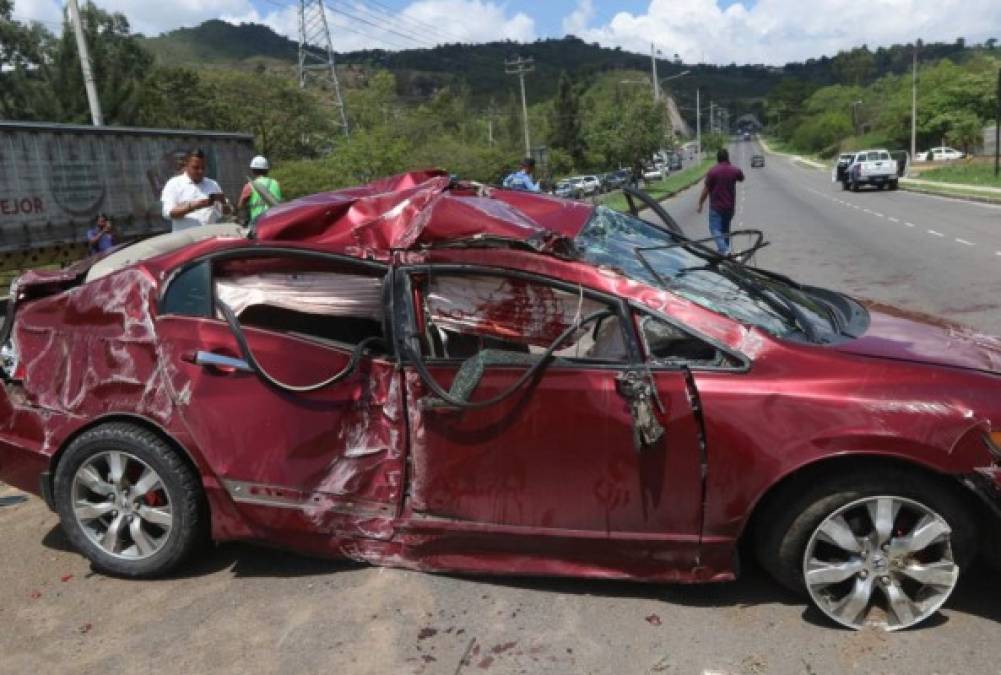 Tres jóvenes viajaban en un carro turismo Honda Civic cuando se accidentaron este domingo en Tegucigalpa.