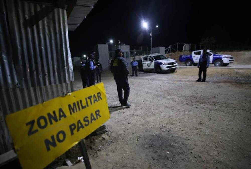 Agentes de Policía vigilan los alrededores de la prisión de El Porvenir.