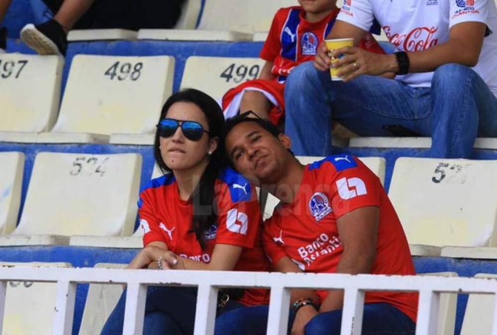 El chico quería un cariño de la chica y ella estaba pensando en el duelo de su amado Olimpia ante Platense.