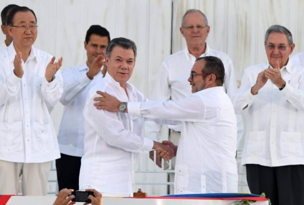 El 2016 fue definitivamente el año de la paz para Colombia, que consiguió la firma del acuerdo del Gobierno con las Farc para terminar 52 años de conflicto armado interno y se acercó a una negociación con el ELN, esfuerzos que el presidente Juan Manuel Santos vio recompensados con el Premio Nobel.<br/><br/>Cuatro años de intensas negociaciones en La Habana alumbraron por fin un acuerdo que está en la fase de implementación, de 180 días de duración, después de superar innumerables obstáculos.<br/><br/>“Hoy, primero de diciembre del año 2016, podemos decir, ya oficialmente, que esta guerra terminó”, dijo Santos al anunciar el llamado “Día D”.<br/><br/>El acuerdo final es un tratado de 310 páginas sobre cinco puntos: Desarrollo rural integral, participación política, solución al problema de las drogas ilícitas, víctimas (verdad, justicia, reparación y garantías de no repetición) y fin del conflicto, que contiene el cese del fuego bilateral y definitivo, así como la dejación de armas y desmovilización de las Farc.