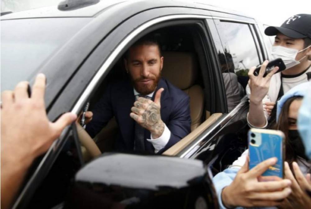 Sergio Ramos se detuvo para atender a los aficionados que lo esperaron afuera de Valdebebas.<br/><br/>Foto cortesía Diario As