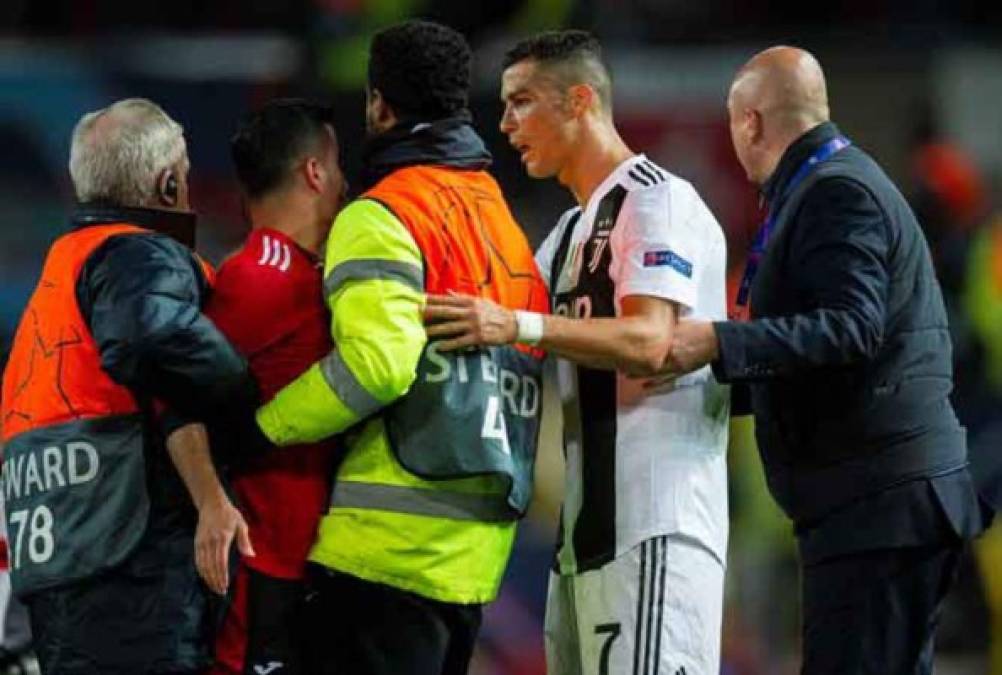Cristiano Ronaldo fue protagonista de un momento muy especial, tras el silbatazo final del partido que Juventus le ganó (0-1) al Manchester United en Old Trafford. Un aficionado burló la seguridad y se fue directo para donde el portugués.