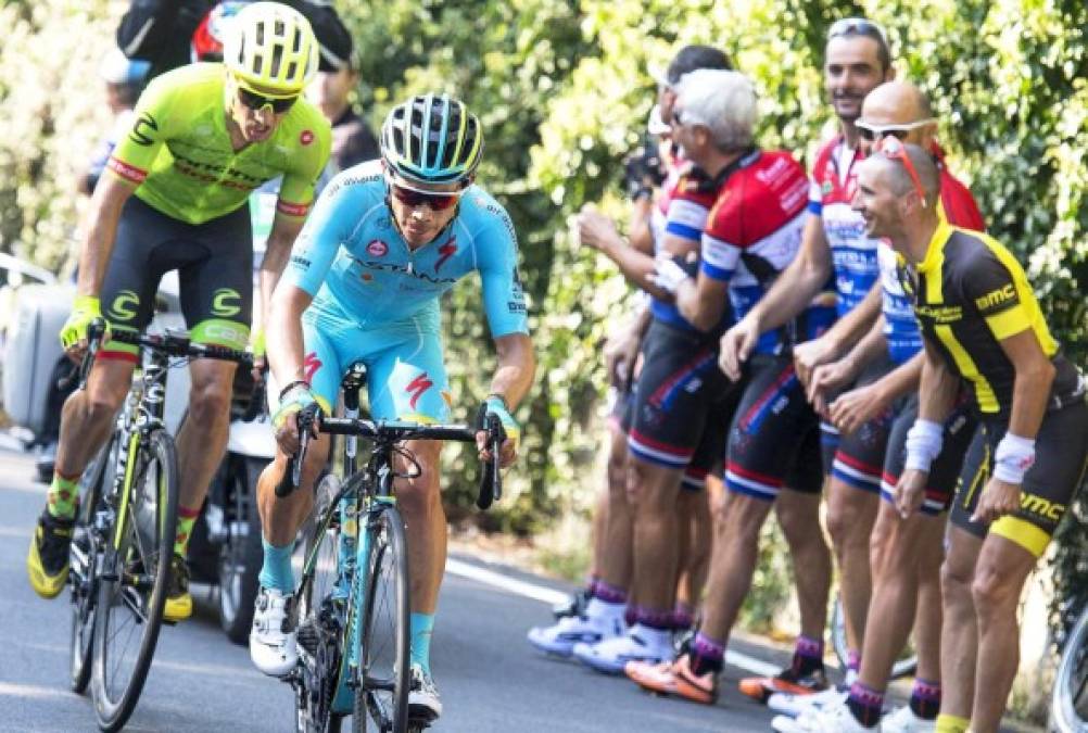 CICLISMO. Pedaleando con apoyo rival. El ciclista colombiano Miguel Ángel “Supermán” López (azul), del equipo Astana, pedalea para ganar en la 97 edición de la Clásica prueba Milán-Turín en Italia, mientras varios de sus rivales les dan ánimos para concluir la etapa.