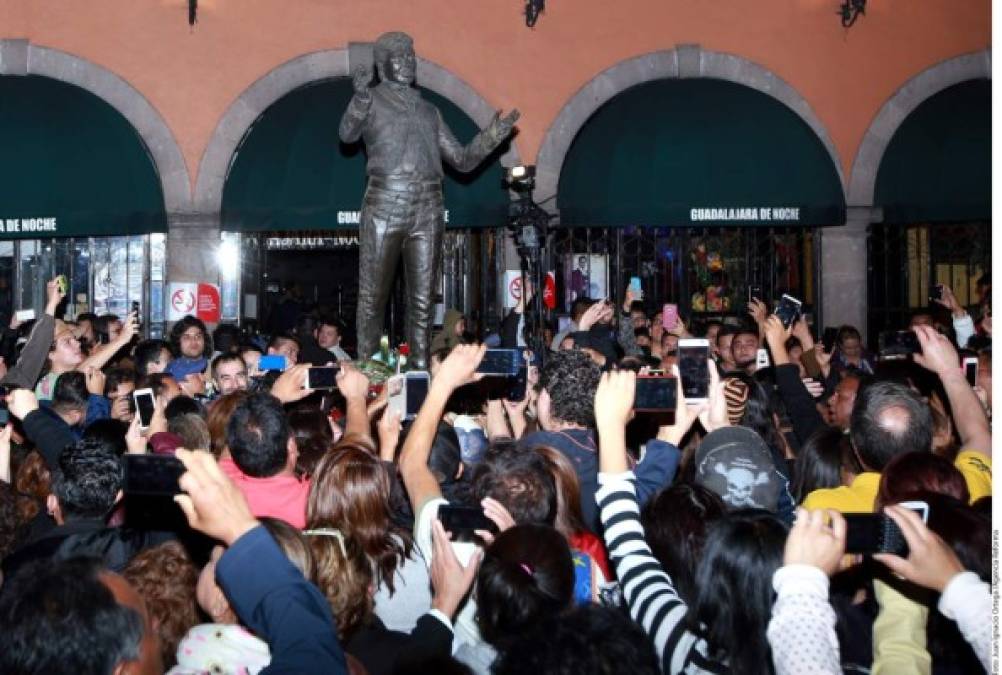 La historia musical le tiene reservado un lugar especial al artista nacido en Parácuaro, Michoacán, en 1950: más de mil 800 temas creados, 40 álbumes en el mercado, ventas por más de 100 millones de discos y más de 15 mil presentaciones en vivo.