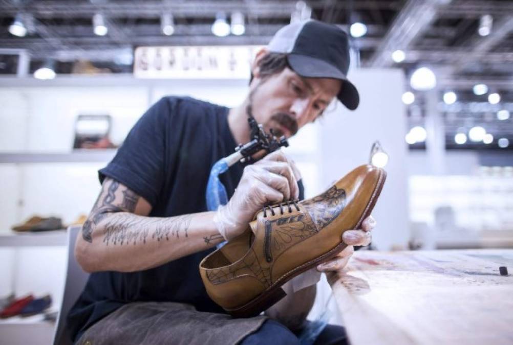 ALEMANIA. El tatuador de zapatos. Un hombre tatúa un zapato de piel de la firma Gordon & Bros en la Feria internacional GDS. Foto: EFE/Maja Hitij