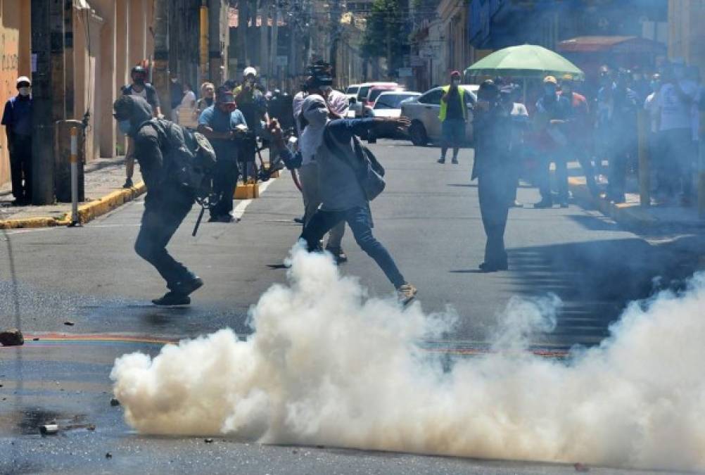 Las personas protestaron durante la celebración del 199 aniversario de independencia de Honduras.