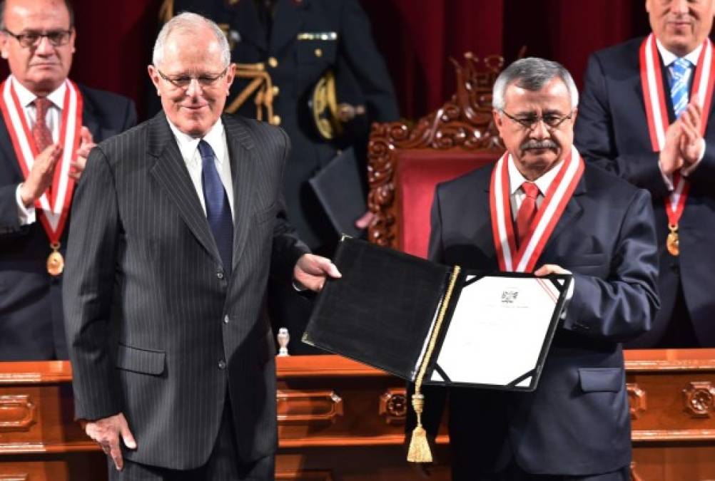 PERÚ. Kuczynski recibe las credenciales. El presidente electo de Perú, Pedro Pablo Kuczynski (izquierda), recibe oficialmente sus credenciales como gobernante del país andino.