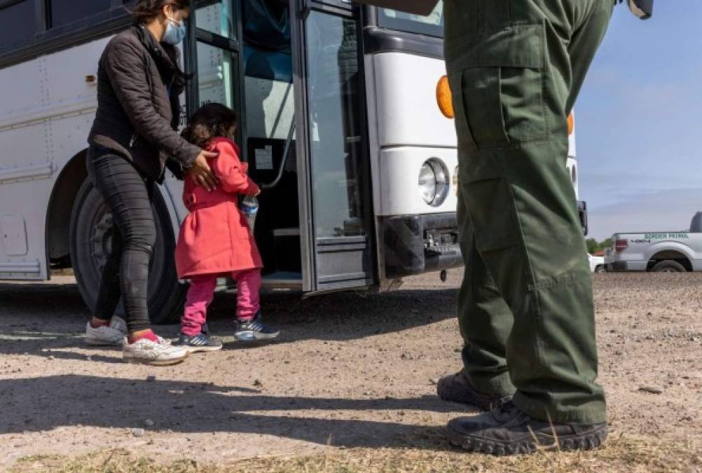 Haitian migrants illegally cross the Rio Bravo in an attempt to get from Ciudad Juarez, in the Mexican state of Chihuahua, to El Paso, in the US state of Texas, on March 22, 2021. (Photo by Pedro PARDO / AFP)