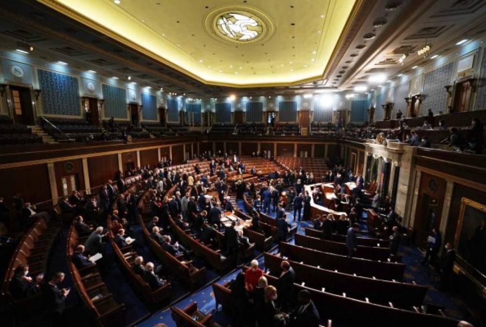 En el salón principal, los senadores y congresistas suspendieron la sesión por temor a los manifestantes.