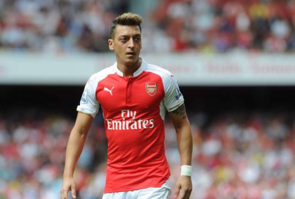 El Mirror informa de la posibilidad que Mesut Özil abandone el Arsenal. Pese a tener un año más de contrato, los gunners no han conseguido renovarle y por ello aceptarían una salida. Según las informaciones del diario, el Fenerbahçe sería uno de los clubes más interesados. La más que probable salida de Robin Van Persie abriría las puertas del club turco a Özil.