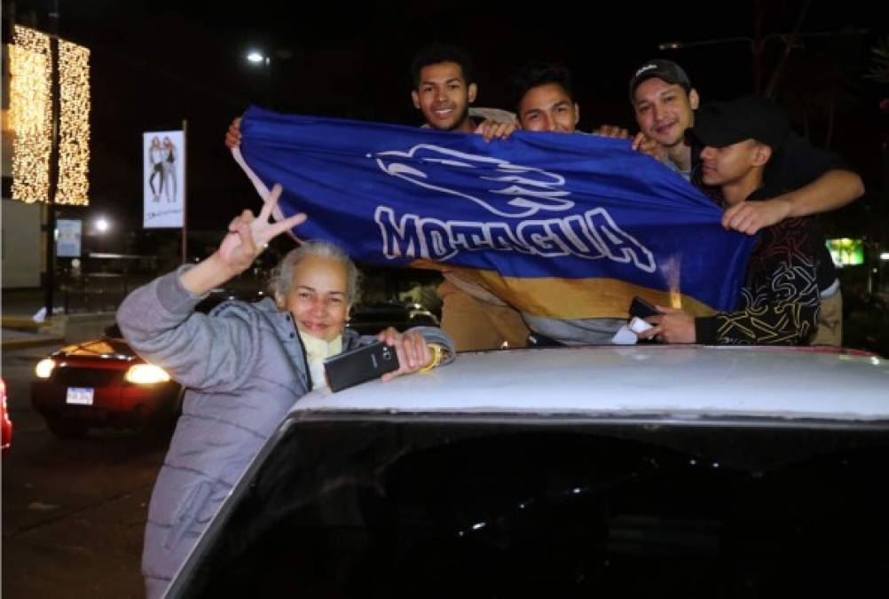 Los aficionados del Motagua se lanzaron las calles de Tegucigalpa para teñir de azul la capital de Honduras celebrando el título que le ganaron al Olimpia.