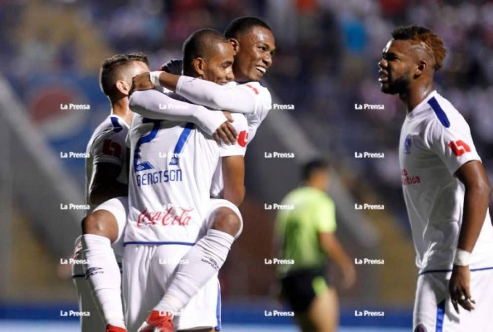 Jerry Bengtson celebrando su gol con Deiby Flores y Jorge Benguché.