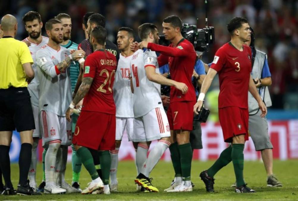 Cristiano Ronaldo y Nacho se dan un abrazo en el centro del campo. Foto AFP