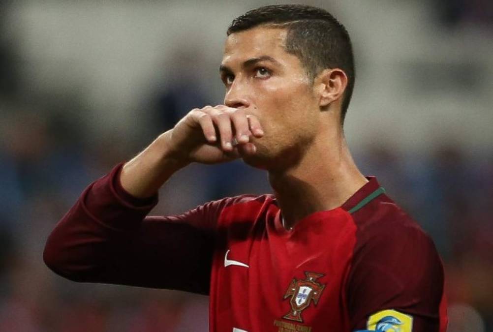 CDA085. KAZÁN (RUSIA), 28/06/2017.- Cristiano Ronaldo de Portugal se lamenta al perder ante Chile en la serie de penaltis hoy, miércoles 28 de junio de 2017, durante un partido entre Portugal y Chile parte de la Copa Confederaciones 2017 en el estadio Kazan Arena en Kazán (Rusia) EFE/MARIO CRUZ