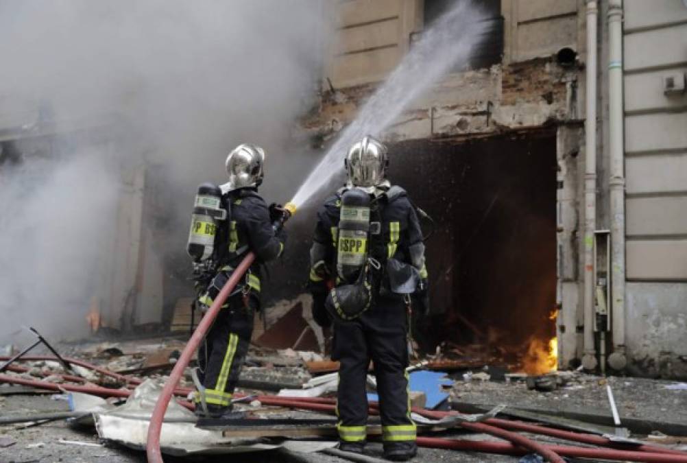 Las autoridades mantenían un cordón de seguridad alrededor del área en la que un centenar de policías y 200 bomberos fueron desplegados.