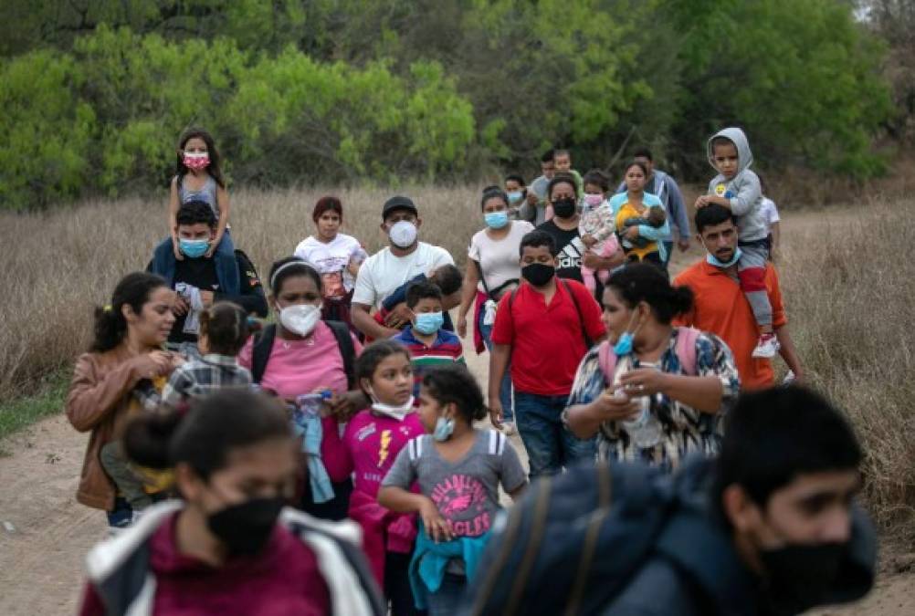 Los migrantes, la mayoría menores no acompañados y familias con niños pequeños, fueron captados cerca de un puesto de la Patrulla Fronteriza en Mission, Texas, donde tenían planes de entregarse, según el fotógrafo.
