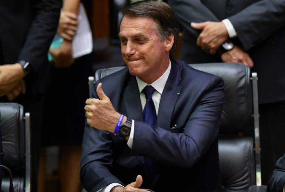 Tras prestar juramento como nuevo presidente de Brasil, Bolsonaro pronunció un primer discurso ante el pleno del Parlamento, y luego se dirigió al vecino Palacio de Planalto, sede del Gobierno, para recibir la banda presidencial de manos del gobernante saliente, Michel Temer.<br/>