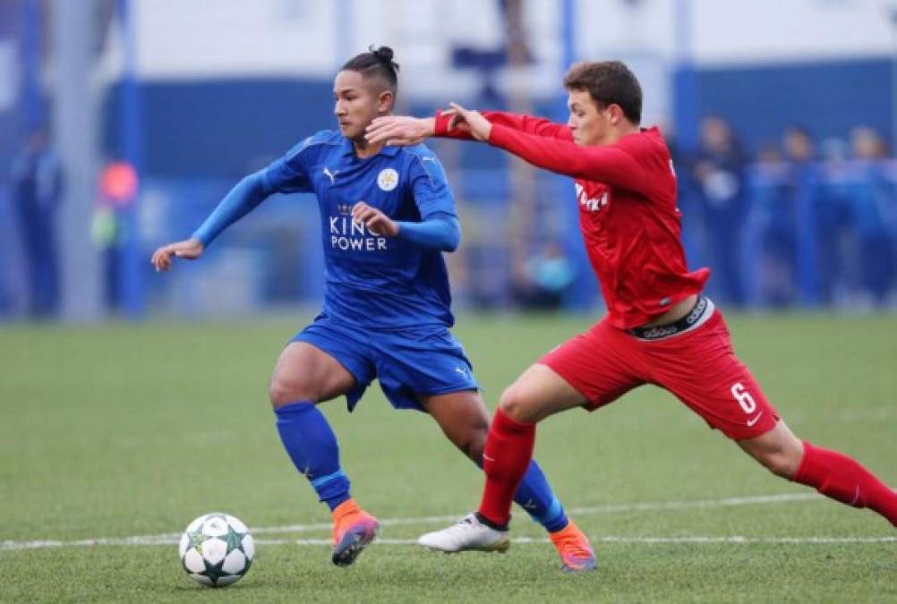 El chico más millonario del mundo juega en la reserva del Leicester City. Pertenece a la familia del Sultán de Brunei y defiende la camiseta nacional de ese país.