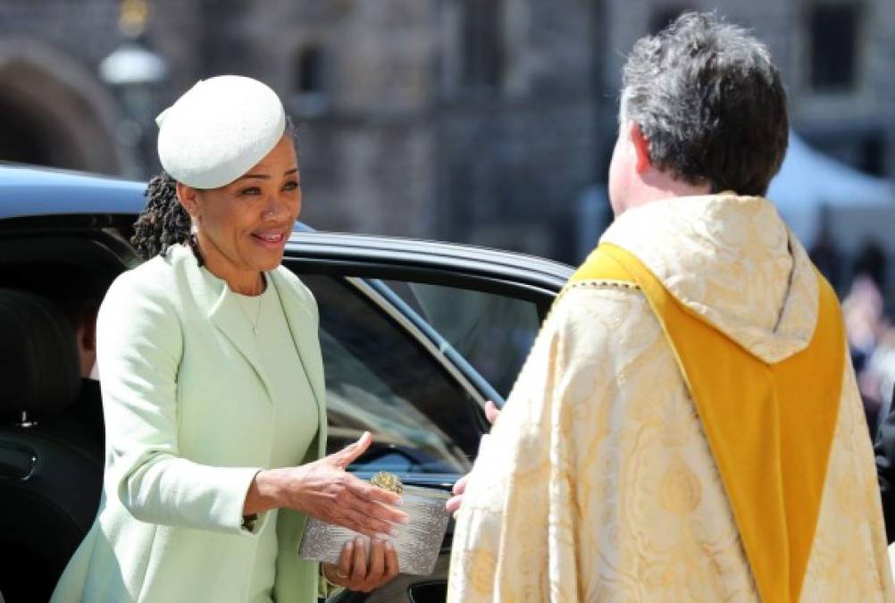 Tras pasar juntas la última noche de soltería de su hija, Ragland y Meghan viajaron juntas hasta la capilla de San Jorge, en el castillo de Windsor, sin embargo, la madre de la Novia realizó su entrada en solitario por otra puerta.