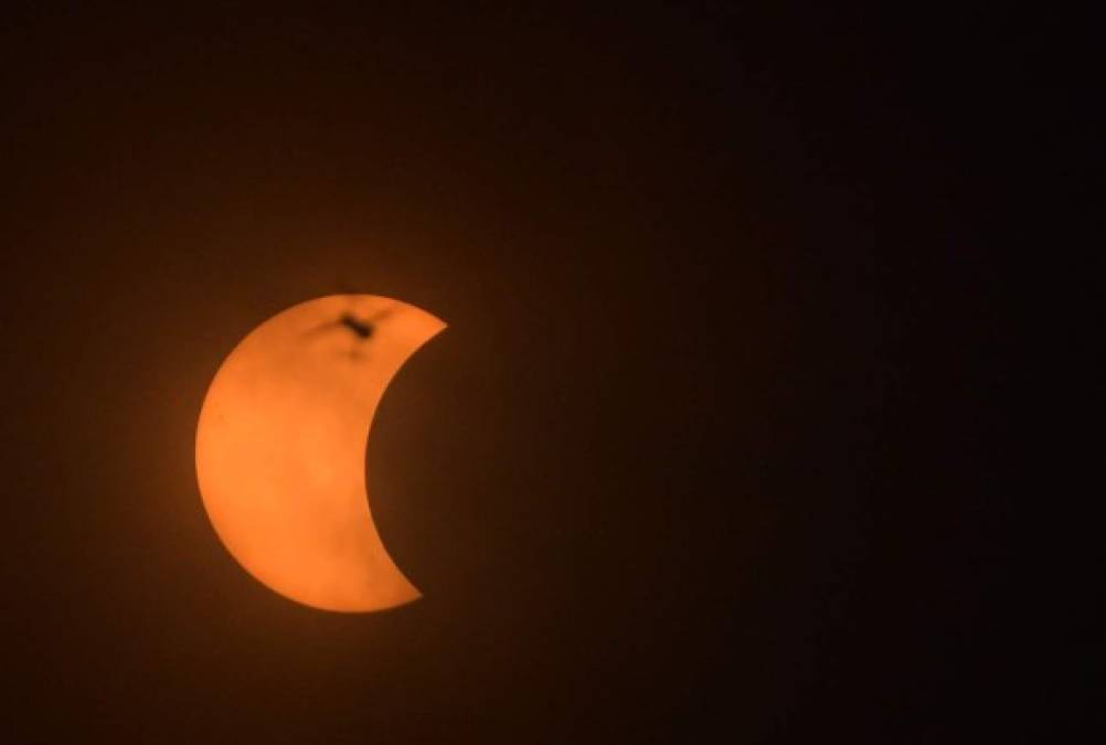 El eclipse total de sol que pudo verse hoy en Estados Unidos acabó después de que millones de personas fueran testigos.