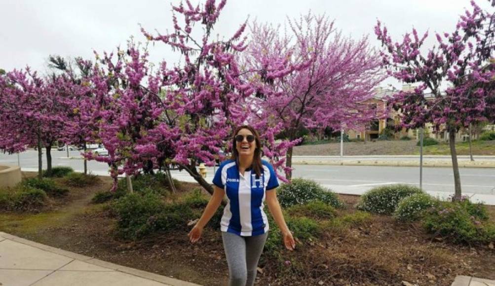 La guapa periodista Elsa Osegura apoya a 'La H' desde España.