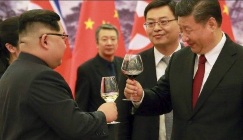 La foto oficial muestra a ambos dirigentes brindando, aparentemente vino rojo para Xi Jinping, vino blanco para Kim Jong Un.