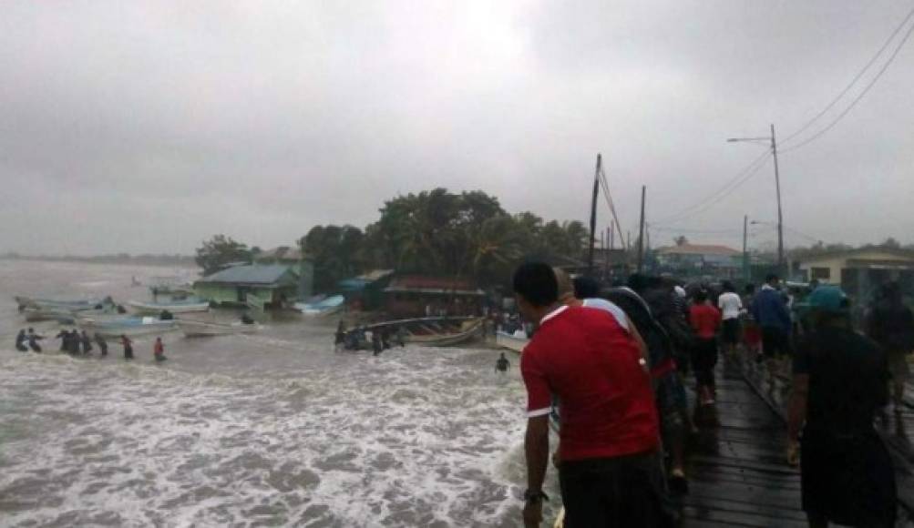 El Gobierno de Nicaragua reportó este jueves que ya hay cuatro personas muertas y varios desaparecidos tras el impacto de la tormentaen su costa Caribe.<br/>(foto vía La Prensa Nicaragua)