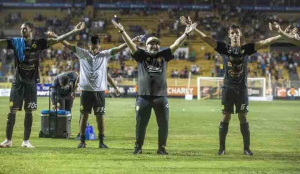 Argentine legend Diego Maradona (2-R) celebrates with his players during his first match as coach of Mexican second-division club Dorados, against Cafetaleros, at the Banorte stadium in Culiacan, Sinaloa State, Mexico, on September 17, 2018. / AFP PHOTO / RASHIDE FRIAS